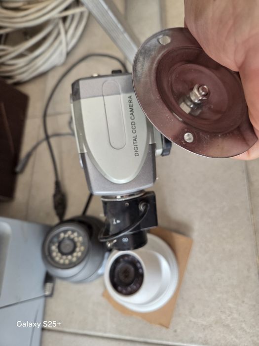 Sistem de supraveghere Hikvision cu 8 intrari