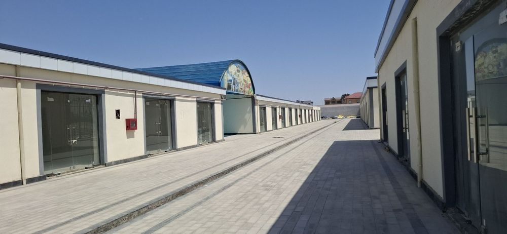 Urganch tuman dehqon bozorida 2 doʻkon sotiladi