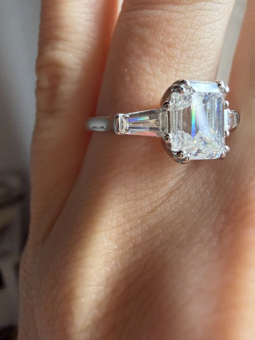 Inel cu moissanite de 2,4 CT emerald cut