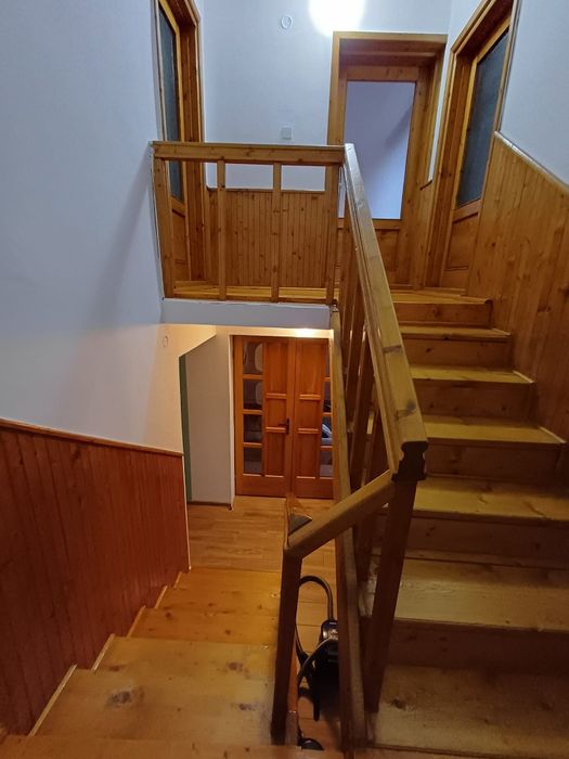 Vând casa cu etaj mobilata și utilata