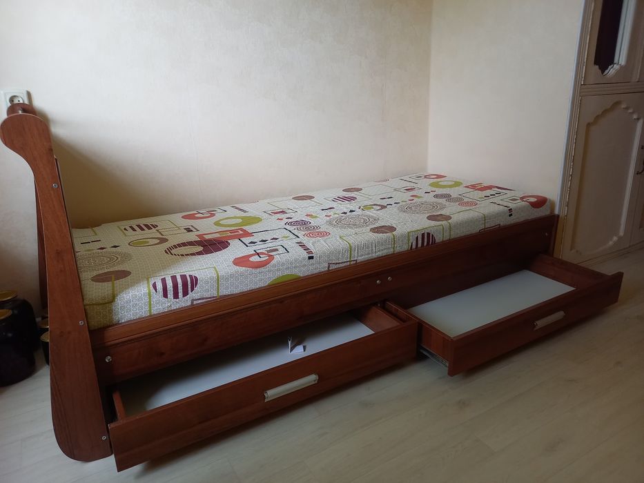 Одноместный мягкая кровать