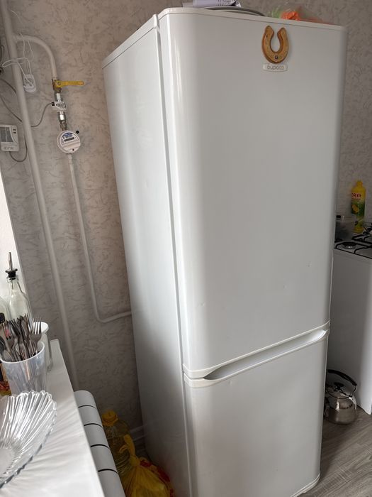 Продам холодильник бирюса включается но не морозит