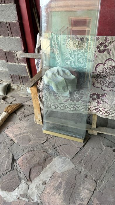 Стиклчные витрины с полками