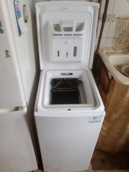 Vând frigider,mașina spălat și aragaz.