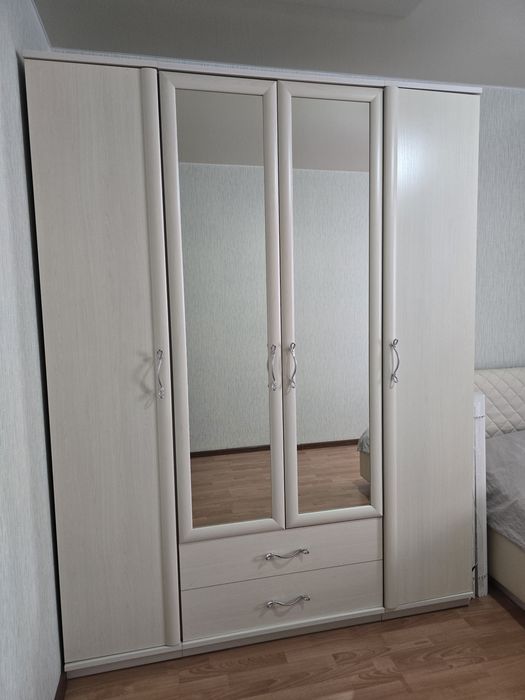 Шкаф для одежды с зеркалами 180×235