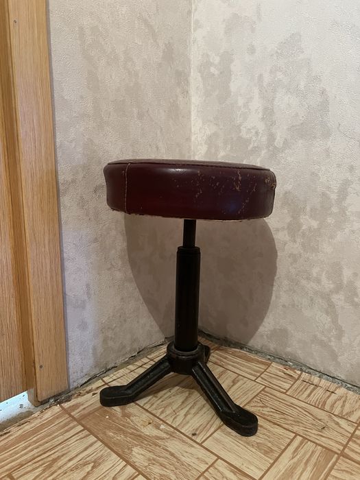 Стул винтовой, старенький