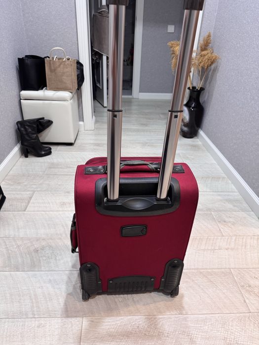 Чемодан дорожный M размер