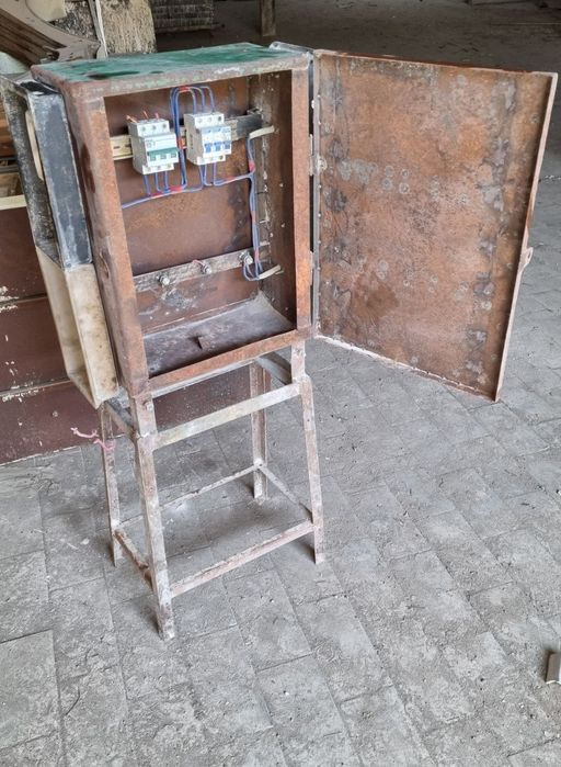 ШКАФЫ СТЕЛЛАЖИ ЖЕЛЕЗНЫЕ металлические деревянные для одежды. Книжный