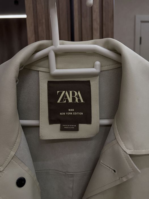 белая кожанка zara