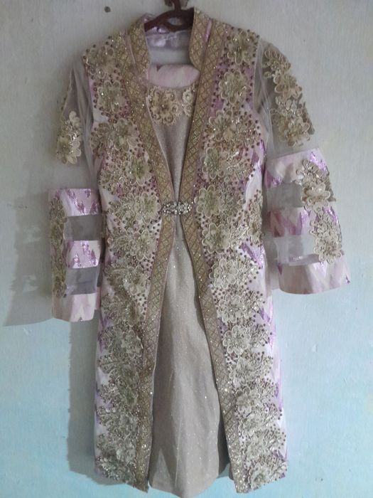 Kelinlar uchun arzon liboslar toji va oyoq kiyimi srochna sotiladi