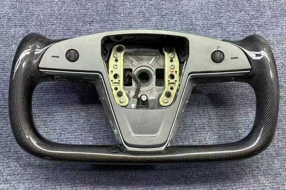 Tesla Custom Спортен Волан – Персонализиран Дизайн!