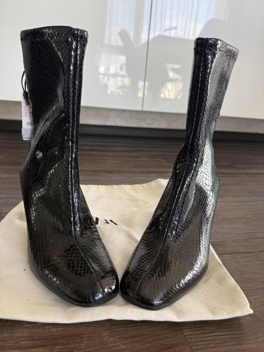 Дамски боти ZARA, черни, ефект змийска кожа – НОВИ с етикет