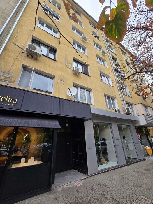 Продава се Тристаен апартамент в София, Център - 72 кв.м за 4306 €/кв.м - Снимка #2