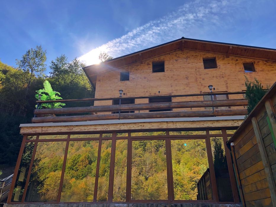 Inchiriez cabana cu ponton pe malul lacului tarnita