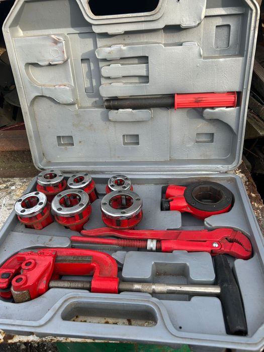 Vand doua truse cu scule profesionale