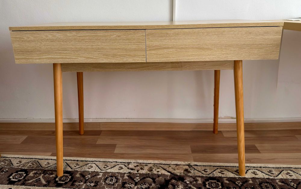 Vând birou minimalist Thinia Home, design modern scandinav, culoare stejar natur, în stare foarte bună.