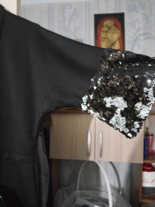 Платье чёрное с вставками пайетки