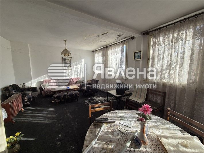 Масивна двуетажна жилищна сграда