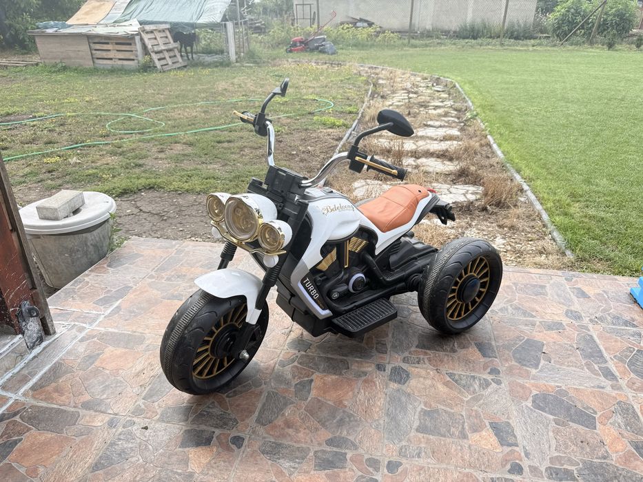 Акумулаторен мотор 12v Super Moto Turbo бял.