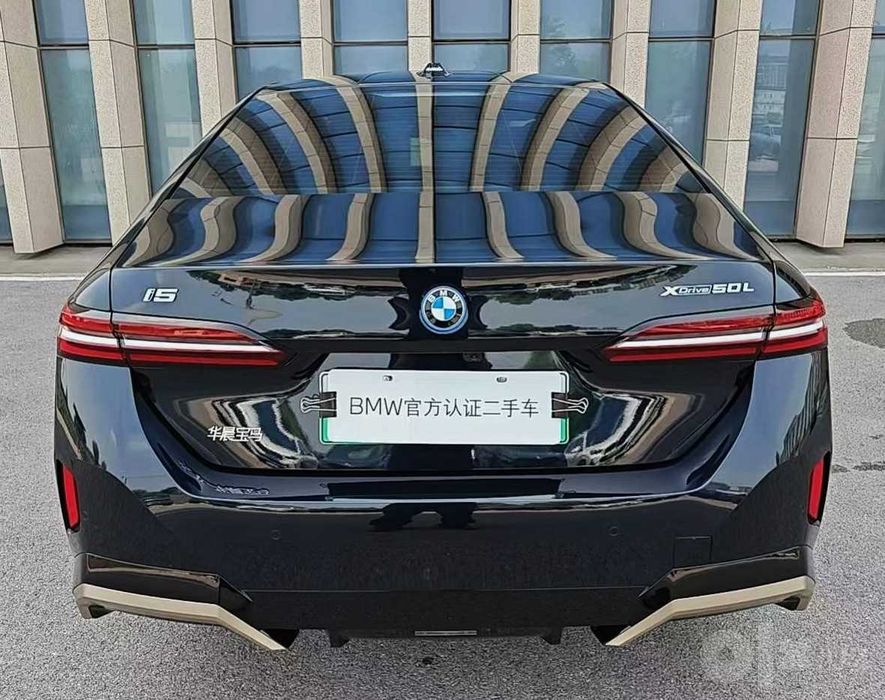 BMW i5 50L xDrive — Лимузинный комфорт и динамика спорткара