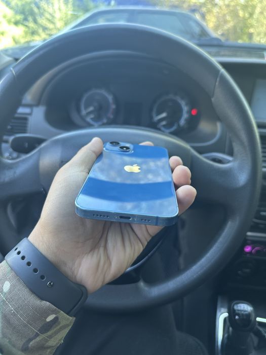 Продам Айфон 13 в хорошем состояни