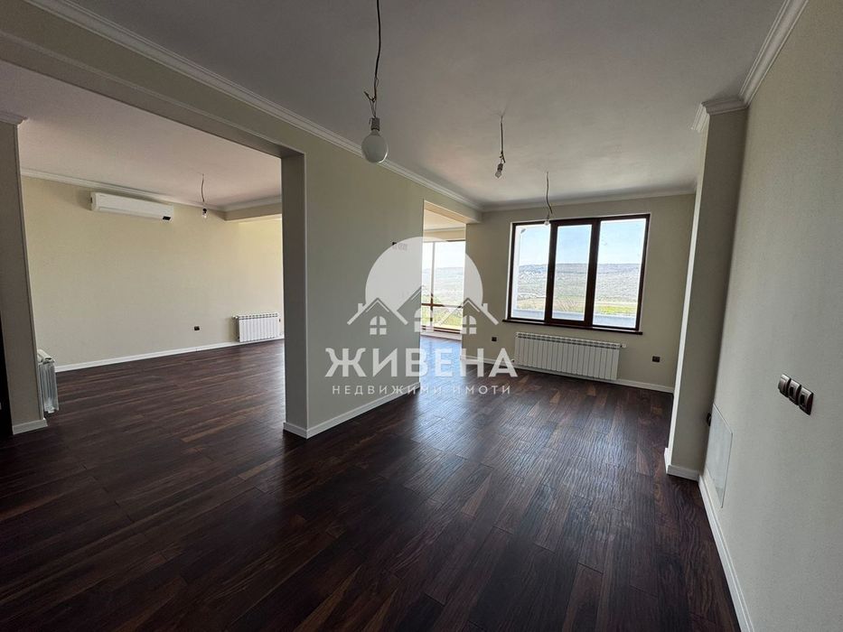 Продава триетажна къща с басейн в с.Оброчище