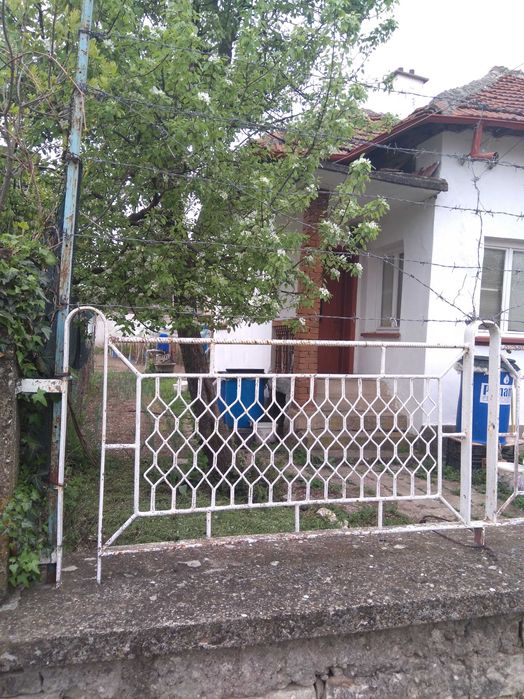 Удобен имот за работещи и пенсионери на близо и ЖП гарата в Телиш