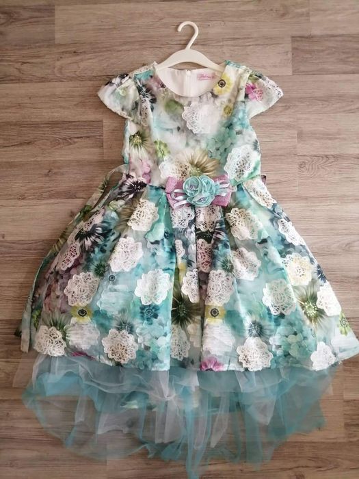 Две рокли от 7г до 9г и за големи