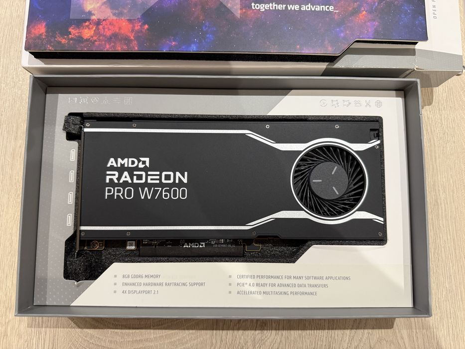 AMD W7600 8GB професионална видео карта