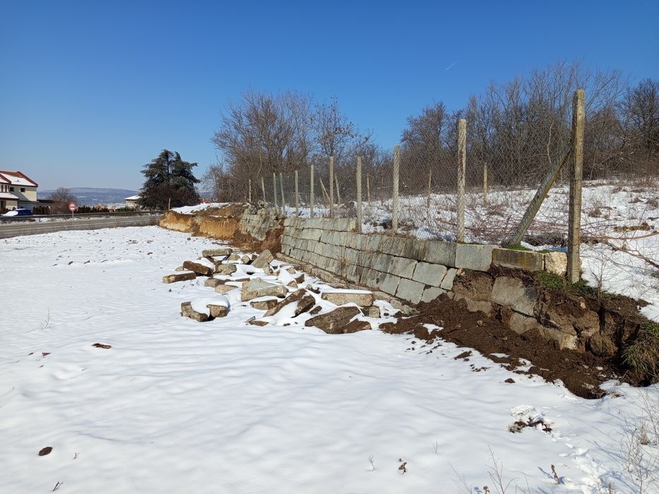 Каменни блокове-бордюри.