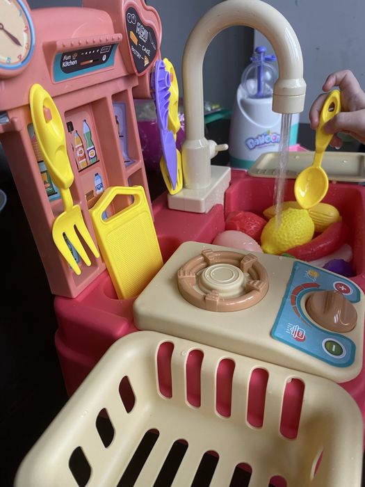 Детска мивка с течаща вода с малка кухня