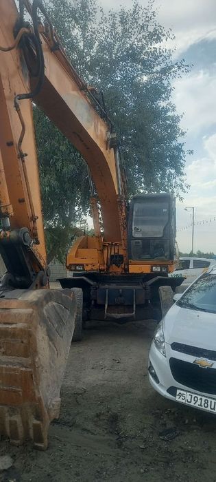 Экскаватор отличным состоянии