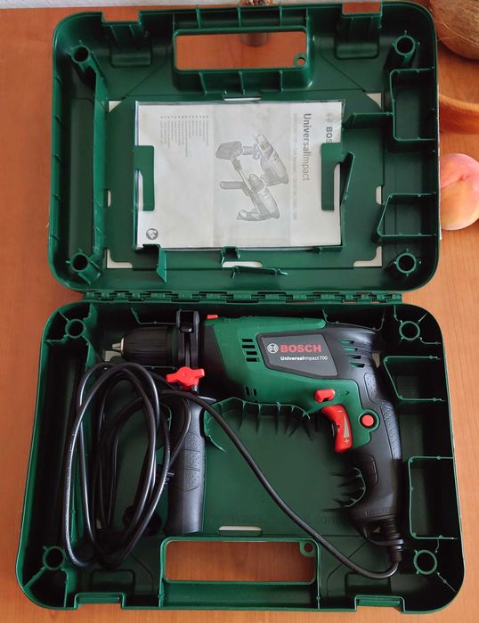 Сет от 2 бормашини, цена за двете: НОВА Бормашина Bosch Universal Impact 700W в куфар и Daewoo 750 вата DAID Impactdrill 750L
