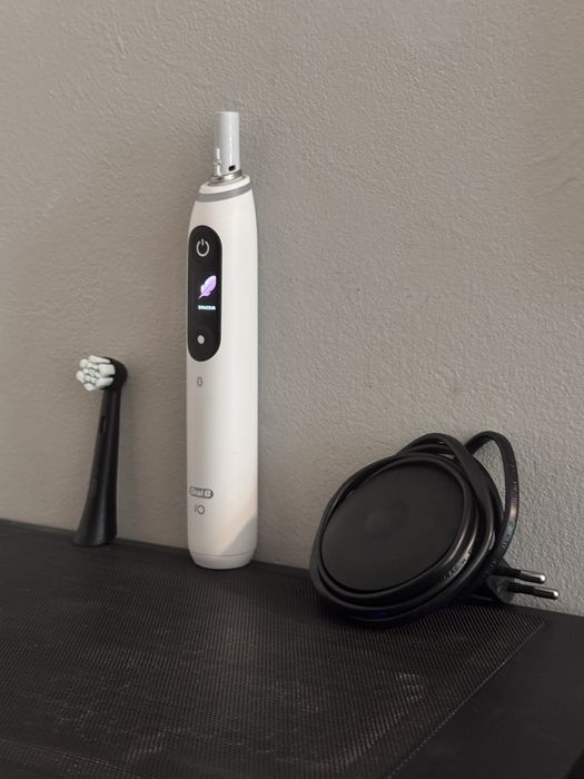 Periuță electrică premium Oral-B iO 8 | Stare excelentă, puțin folosită + Încărcător