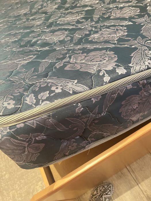 кровать с матрасом