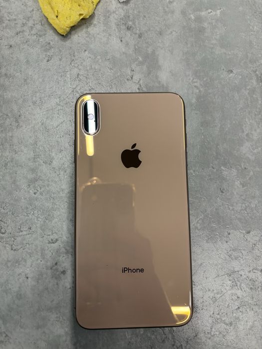 iPhone XS Max 256GB — в отличном состоянии.