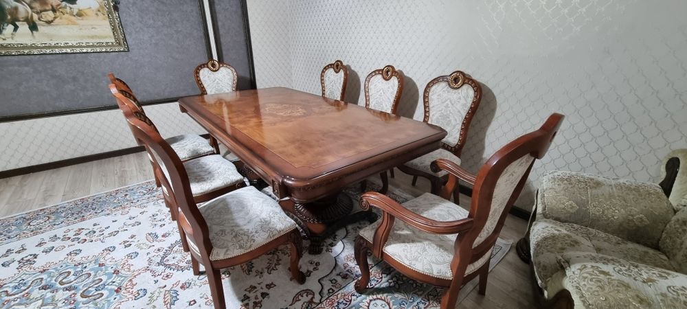 Продаю срочно стол со стульями