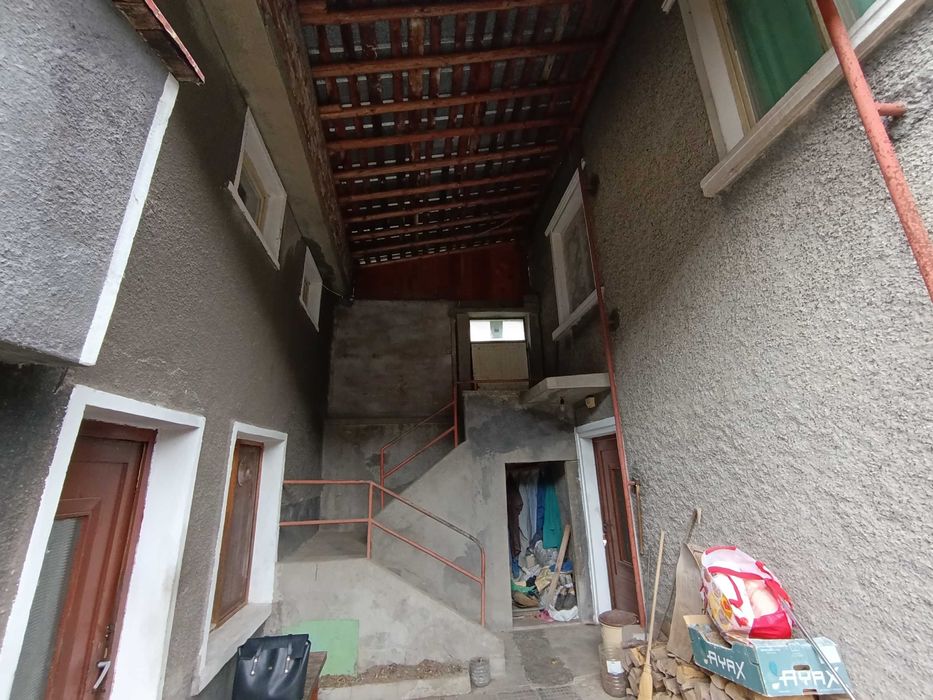 двуетажна къща с гараж