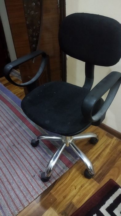 Продам офисный кресло отличное качество