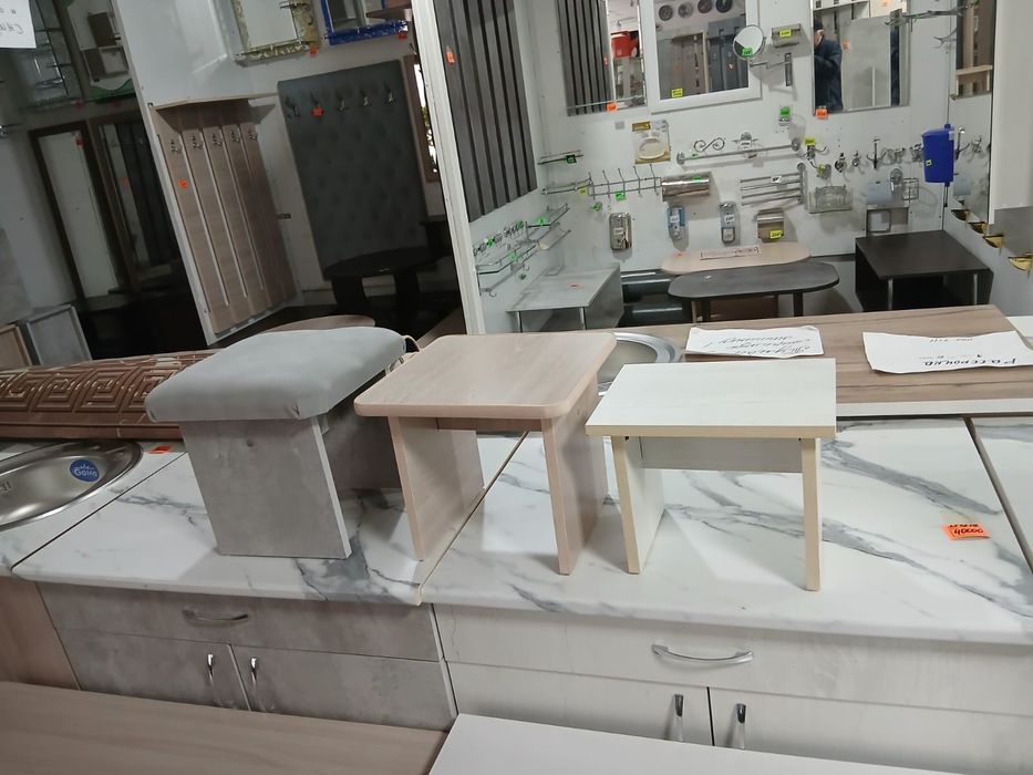 Табурет, пуфик, маленький табурет.