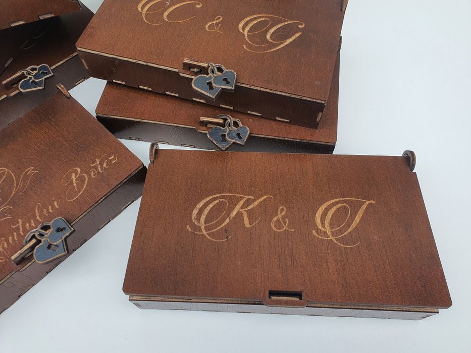 Cutiuțe pentru fotografii și stick USB