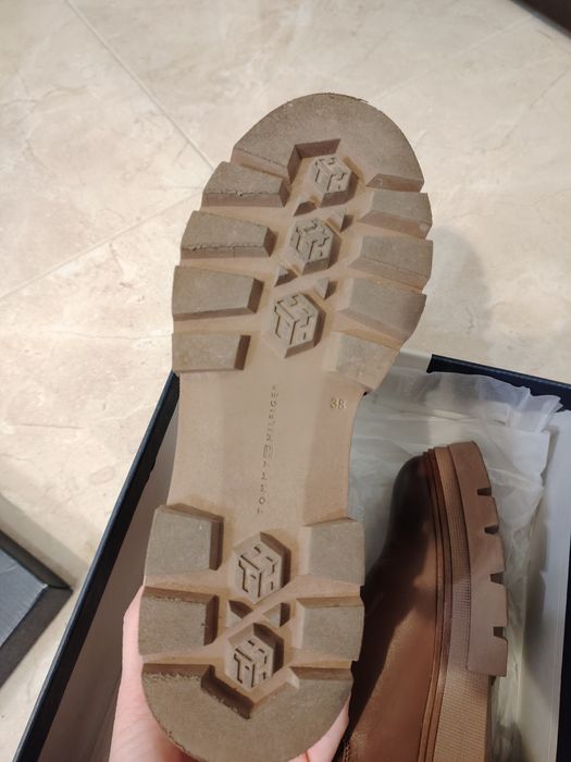 Vând ghete purtate puțin