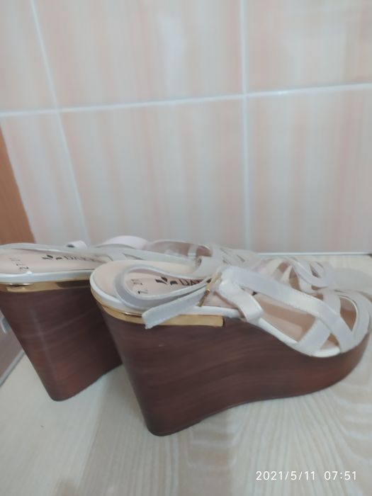 Продам босоножки