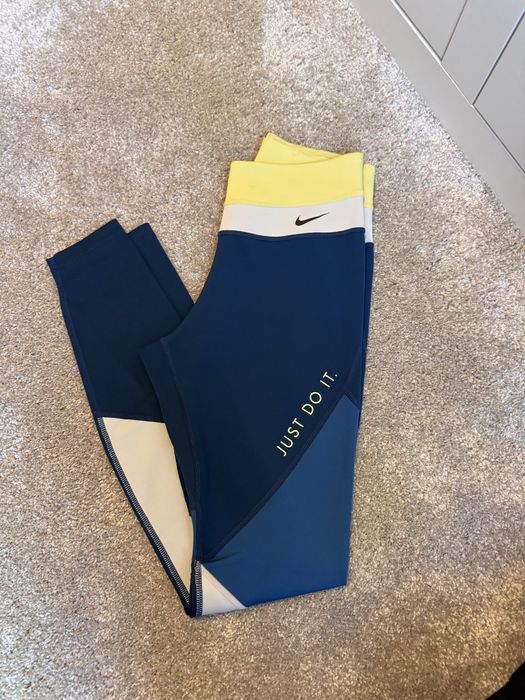 Спортни сутиени/ бюстиета  клин Nike