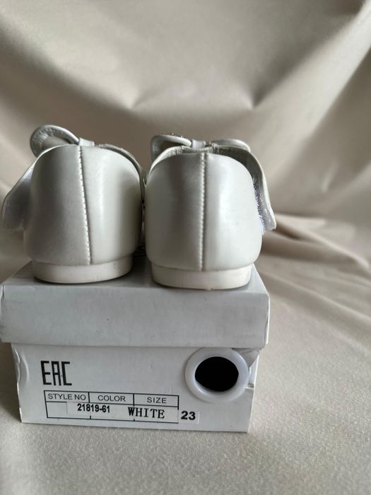 Продам новогодние туфли для девочек