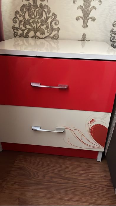 Продам шкатулку ручной работы ,тумбочку, игрушки