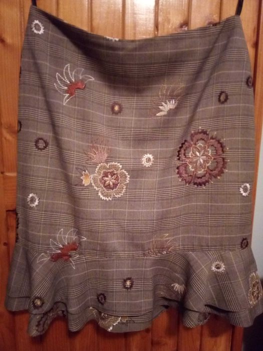 Costum dama din stofa subtire, cu broderie