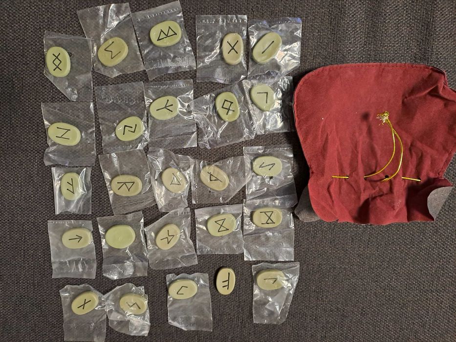 Cristale si pietre (rune) din colectia DeAgostini