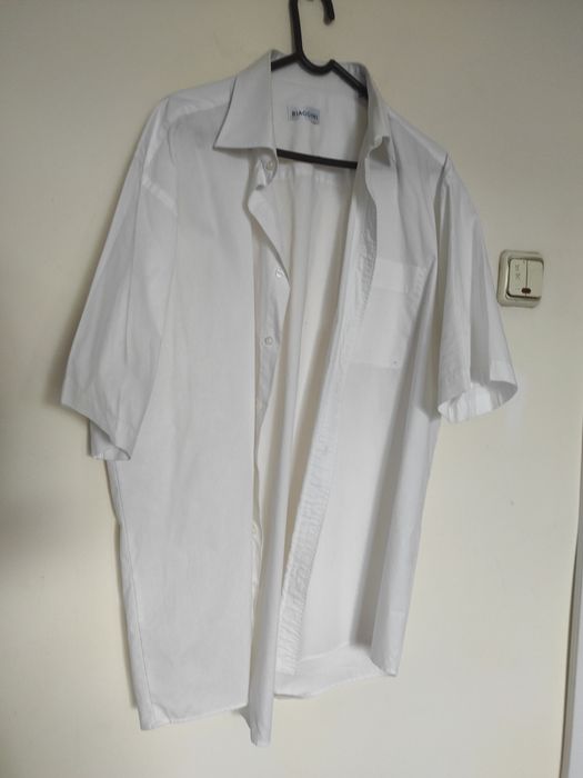 Cămăși cu mânecă lungă și scurtă, diferite mărimi, diferite modele, cu