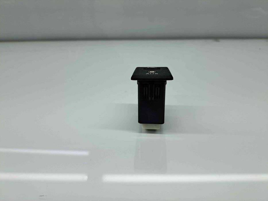 Conector auxiliar USB Nissan X-Trail (T32) [Fabr 2013-prezent] 795405